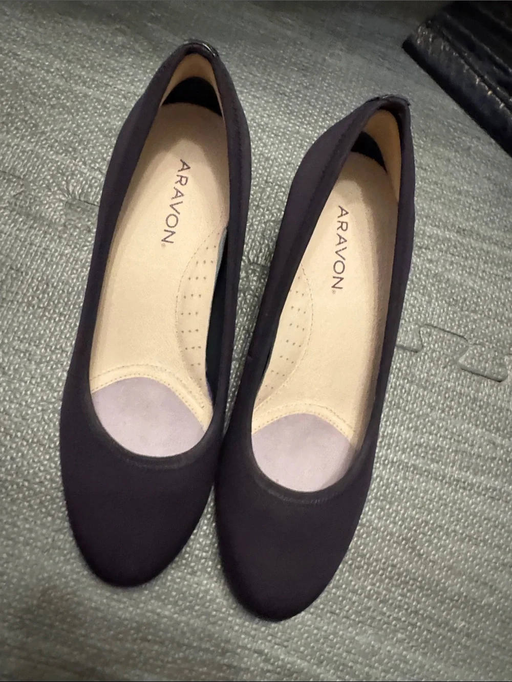 Aravon Women’s Career Dress Pump Black Lycra w/patent stripe on heels sz 7